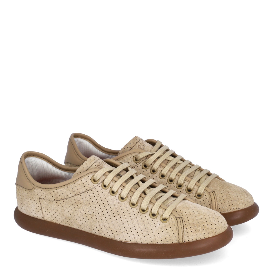 Deportivas de la marca Camper, modelo K201. Exterior en piel troquelada color camel. Cierre con cordones. Suela de goma plana color camel. Estas deportivas Camper K201 son un complemento ideal para disfrutar de la comodidad al caminar.