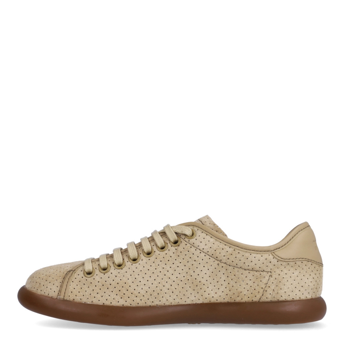 Deportivas de la marca Camper, modelo K201. Exterior en piel troquelada color camel. Cierre con cordones. Suela de goma plana color camel. Estas deportivas Camper K201 son un complemento ideal para disfrutar de la comodidad al caminar.