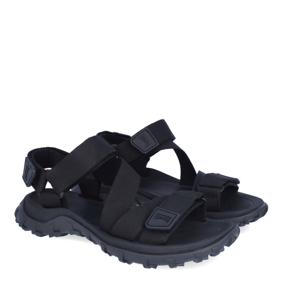 Sandalias de hombre de la marca Camper, modelo DHAR. Elaborada en naylon color negro con tiras cruzadas en pala y con plantillas recicladas OrthoLite y suelas de EVA XL EXTRALIGHT. Cierre con velcro. Con un diseño fresco para el día a día, DHAR combina versatilidad con detalles contemporáneos.