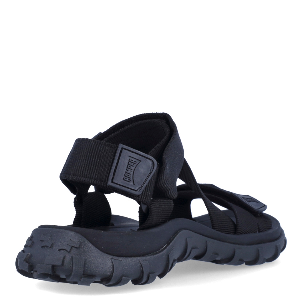 Sandalias de hombre de la marca Camper, modelo DHAR. Elaborada en naylon color negro con tiras cruzadas en pala y con plantillas recicladas OrthoLite y suelas de EVA XL EXTRALIGHT. Cierre con velcro. Con un diseño fresco para el día a día, DHAR combina versatilidad con detalles contemporáneos.