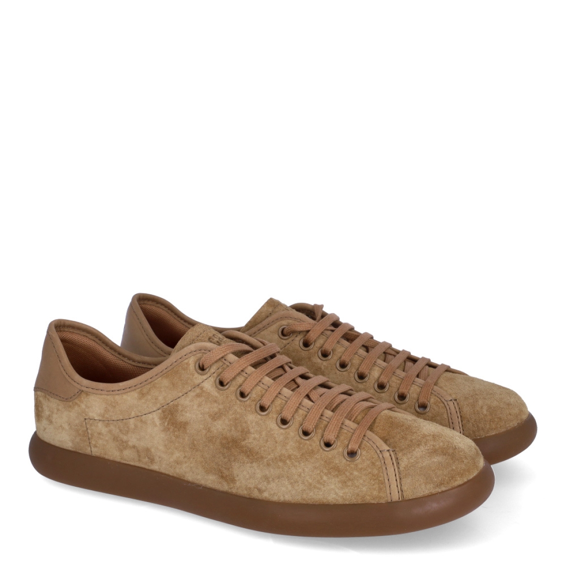 Deportivas de la marca Camper, modelo K100. Exterior en ante color camel. Cierre con cordones. Suela de goma plana color camel. Estas deportivas Camper K100 son un complemento ideal para disfrutar de la comodidad al caminar.