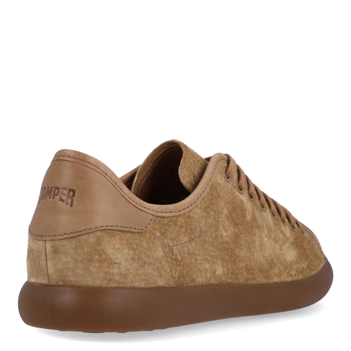 Deportivas de la marca Camper, modelo K100. Exterior en ante color camel. Cierre con cordones. Suela de goma plana color camel. Estas deportivas Camper K100 son un complemento ideal para disfrutar de la comodidad al caminar.