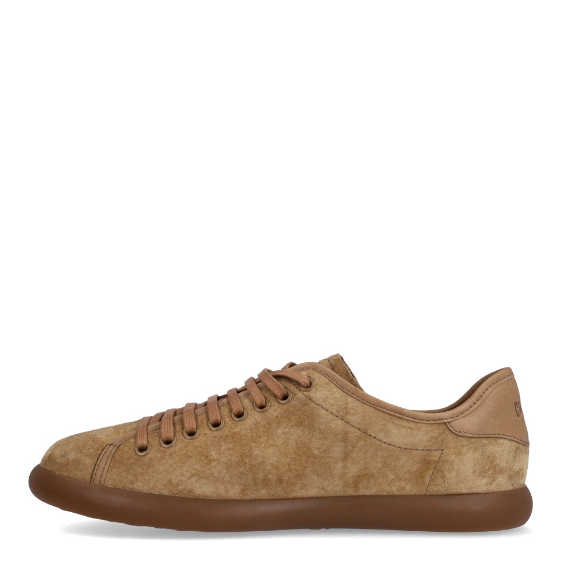 Deportivas de la marca Camper, modelo K100. Exterior en ante color camel. Cierre con cordones. Suela de goma plana color camel. Estas deportivas Camper K100 son un complemento ideal para disfrutar de la comodidad al caminar.