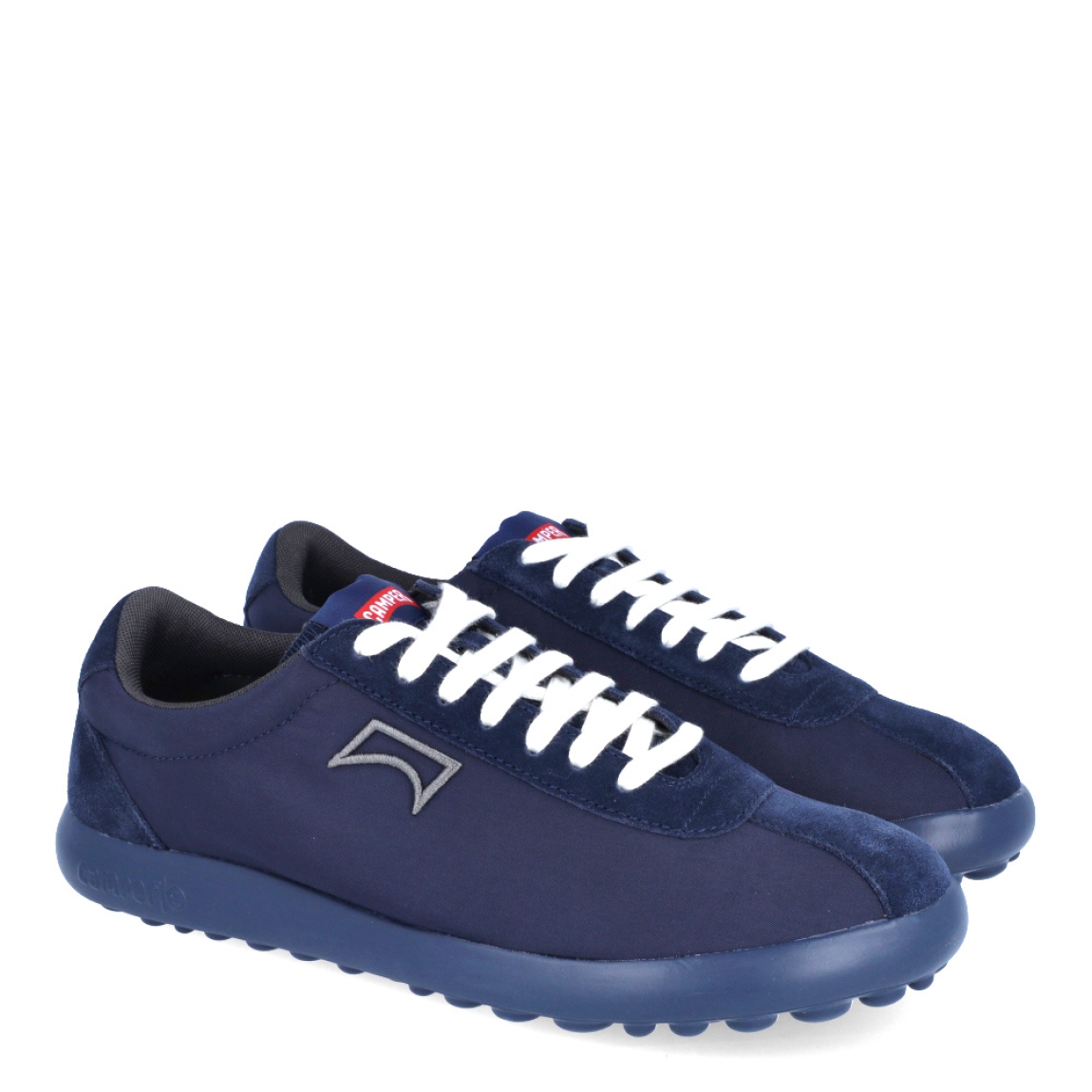 Deportivas clásicas de la marca Camper, modelo K101. Exterior en naylon color azul. Cierre con cordones blancos. Suela de goma plana color negro. Estas deportivas Camper K101 son un complemento ideal para disfrutar de la comodidad al caminar.