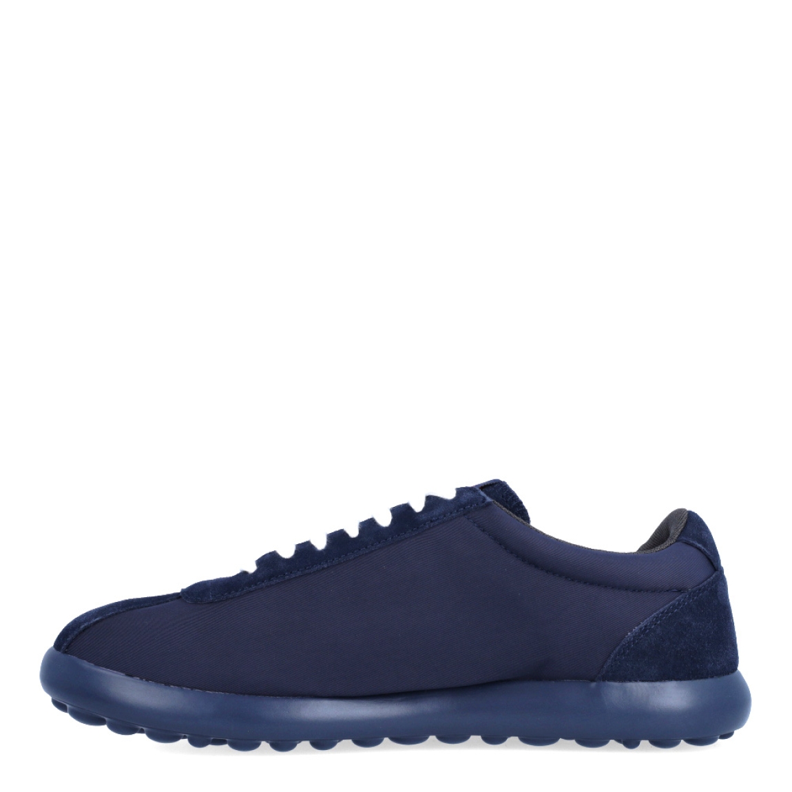 Deportivas clásicas de la marca Camper, modelo K101. Exterior en naylon color azul. Cierre con cordones blancos. Suela de goma plana color negro. Estas deportivas Camper K101 son un complemento ideal para disfrutar de la comodidad al caminar.
