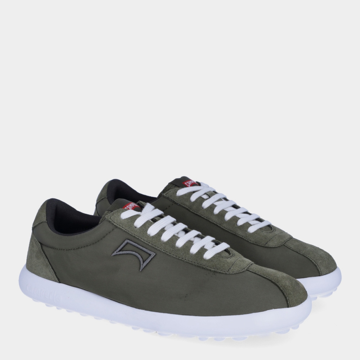 Deportivas clásicas de la marca Camper, modelo K101. Exterior en naylon color verde Cierre con cordones blancos. Suela de goma plana color negro. Estas deportivas Camper K101 son un complemento ideal para disfrutar de la comodidad al caminar.