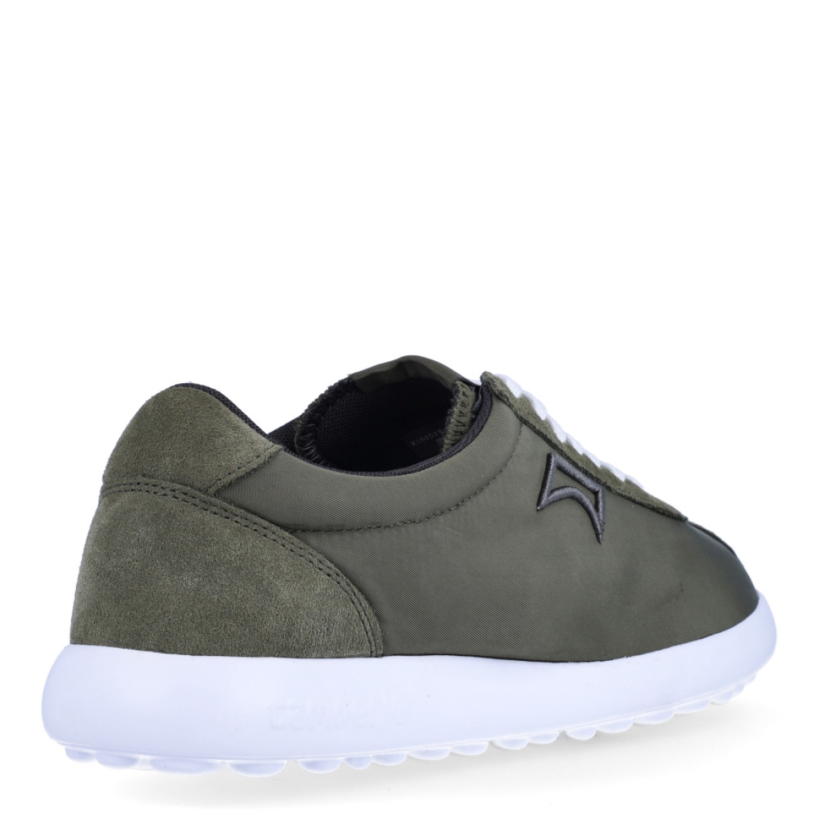 Deportivas clásicas de la marca Camper, modelo K101. Exterior en naylon color verde Cierre con cordones blancos. Suela de goma plana color negro. Estas deportivas Camper K101 son un complemento ideal para disfrutar de la comodidad al caminar.