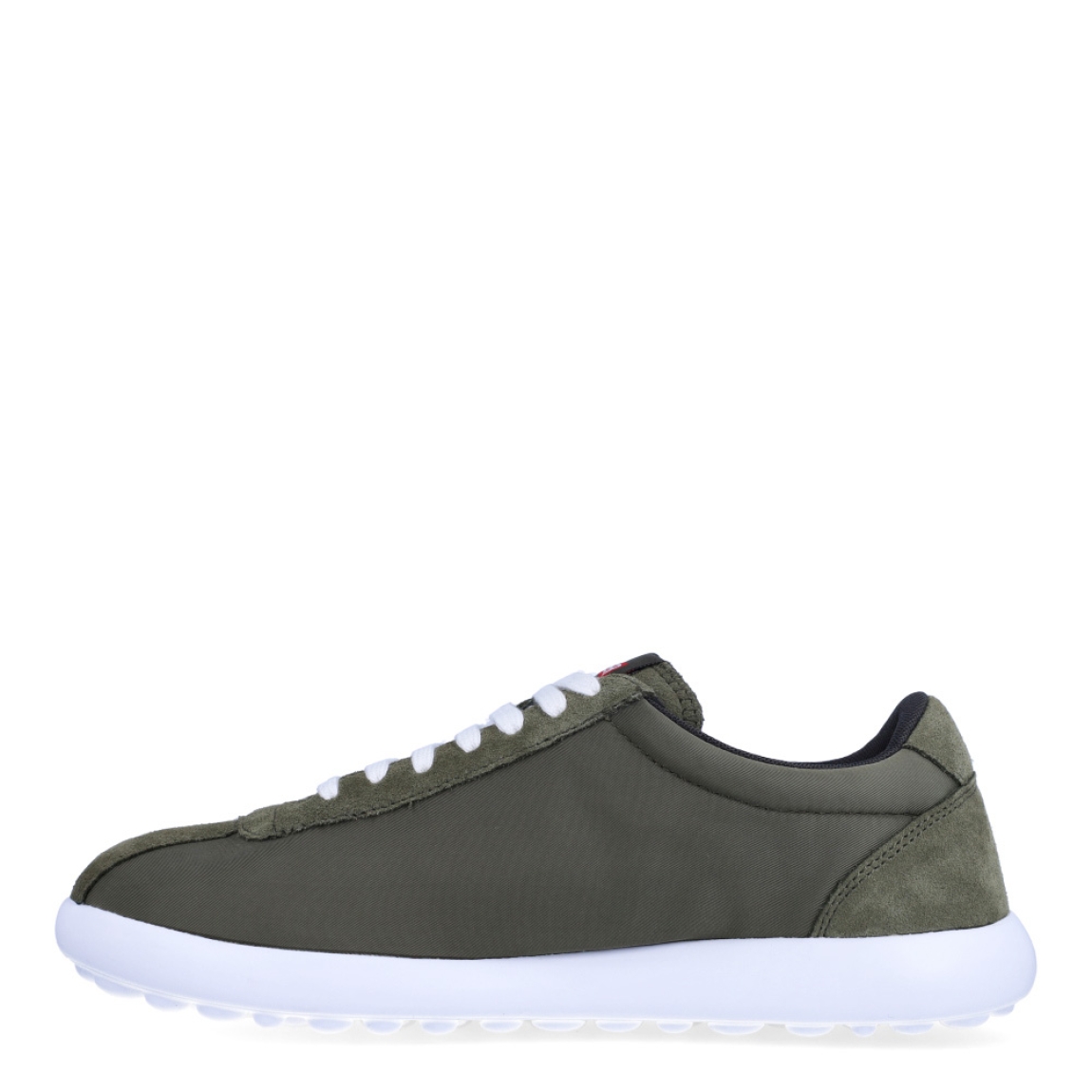Deportivas clásicas de la marca Camper, modelo K101. Exterior en naylon color verde Cierre con cordones blancos. Suela de goma plana color negro. Estas deportivas Camper K101 son un complemento ideal para disfrutar de la comodidad al caminar.