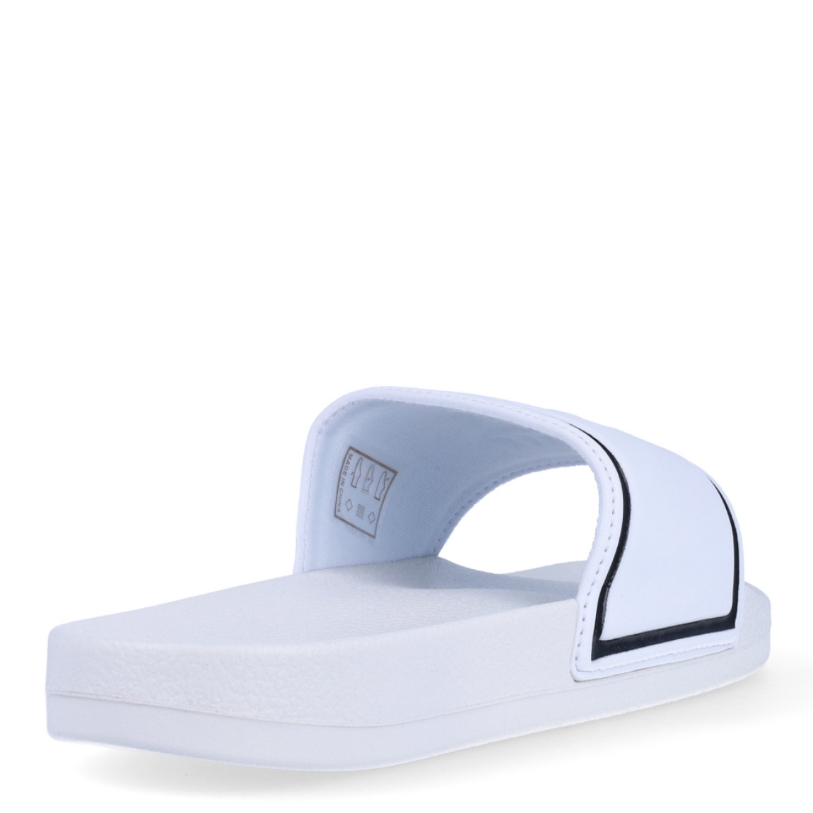 Chaclas clásicas de la marca Camper, modelo C60. Exterior en neopreno color blanco con detalle de estampado de logo en noche sobre pala. Suela de goma plana. Estas chanclas Camper C60 son un complemento ideal para disfrutar de la comodidad al caminar.