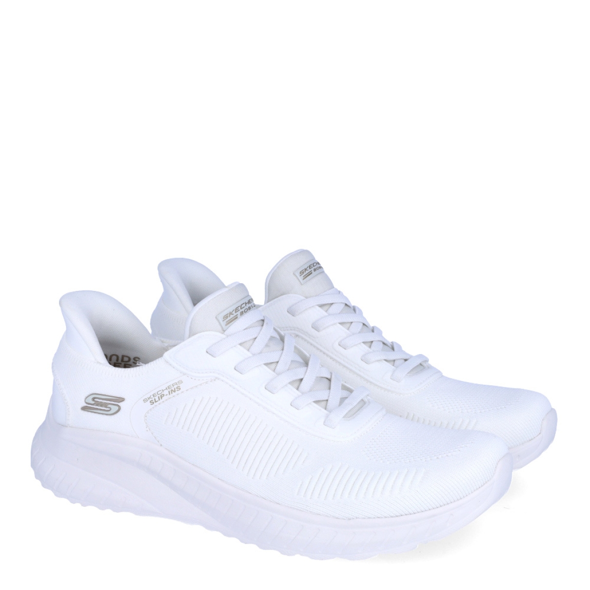 Deportivas de la marca Skechers, modelo 117. Exterior en naylon color blanco con detalle del logo en parte lateral. Interior en textil color blanco con plantilla acolchada y extraíble para máxima comodidad. Cordones de color blanco y una cuña de 3cm de altura. Estas deportivas Skechers 117 son unas clásicas, ideales para tu día a día.