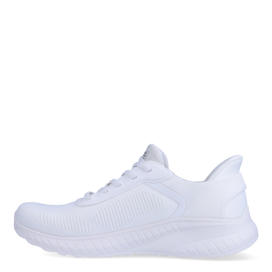 Deportivas de la marca Skechers, modelo 117. Exterior en naylon color blanco con detalle del logo en parte lateral. Interior en textil color blanco con plantilla acolchada y extraíble para máxima comodidad. Cordones de color blanco y una cuña de 3cm de altura. Estas deportivas Skechers 117 son unas clásicas, ideales para tu día a día.