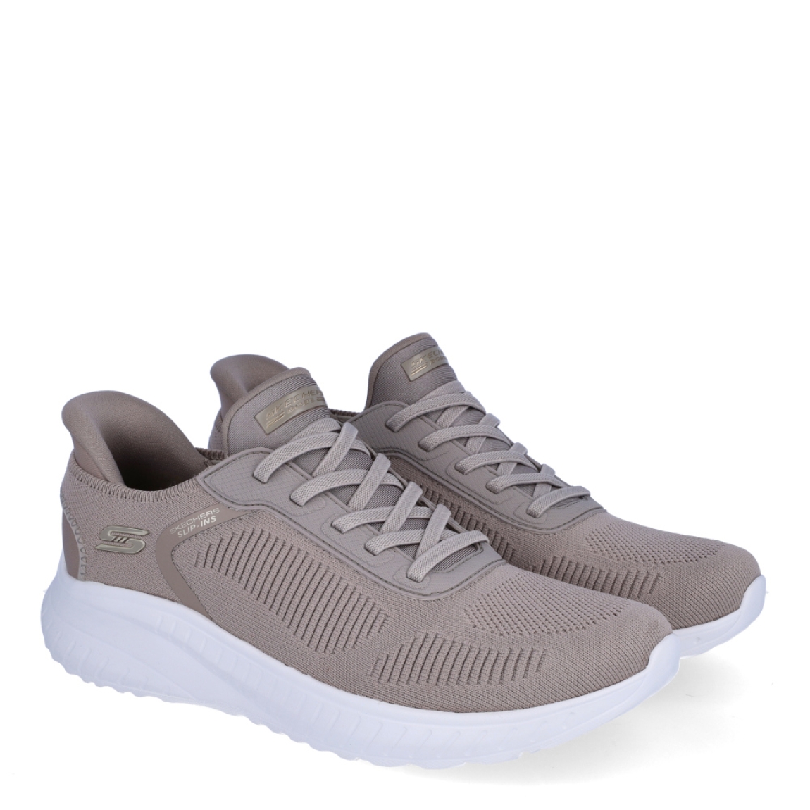 Deportivas de la marca Skechers, modelo 117. Exterior en naylon color taupe con detalle del logo en parte lateral. Interior en textil color taupe con plantilla acolchada y extraíble para máxima comodidad. Cordones de color taupe y una cuña de 3cm de altura. Estas deportivas Skechers 117 son unas clásicas, ideales para tu día a día.