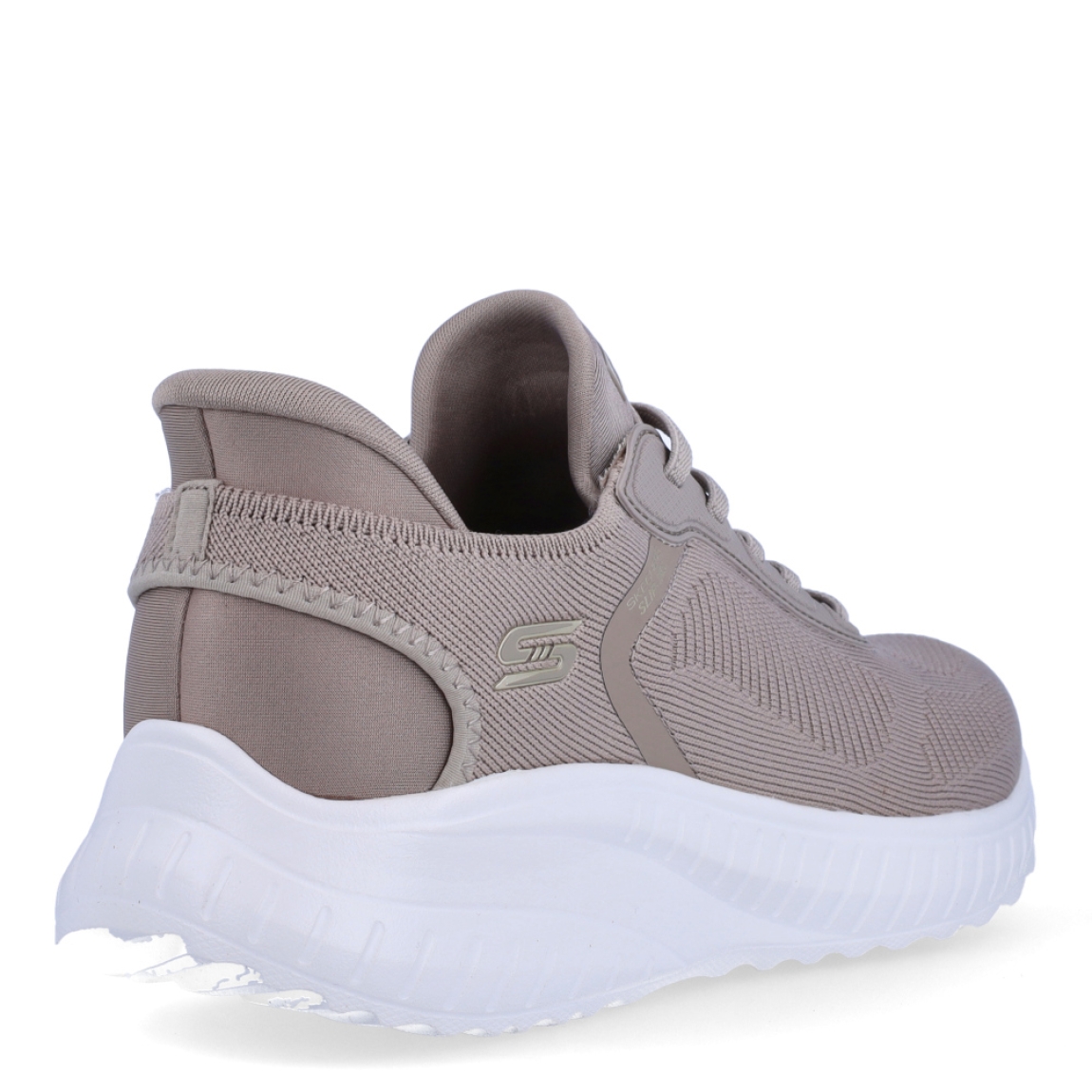 Deportivas de la marca Skechers, modelo 117. Exterior en naylon color taupe con detalle del logo en parte lateral. Interior en textil color taupe con plantilla acolchada y extraíble para máxima comodidad. Cordones de color taupe y una cuña de 3cm de altura. Estas deportivas Skechers 117 son unas clásicas, ideales para tu día a día.