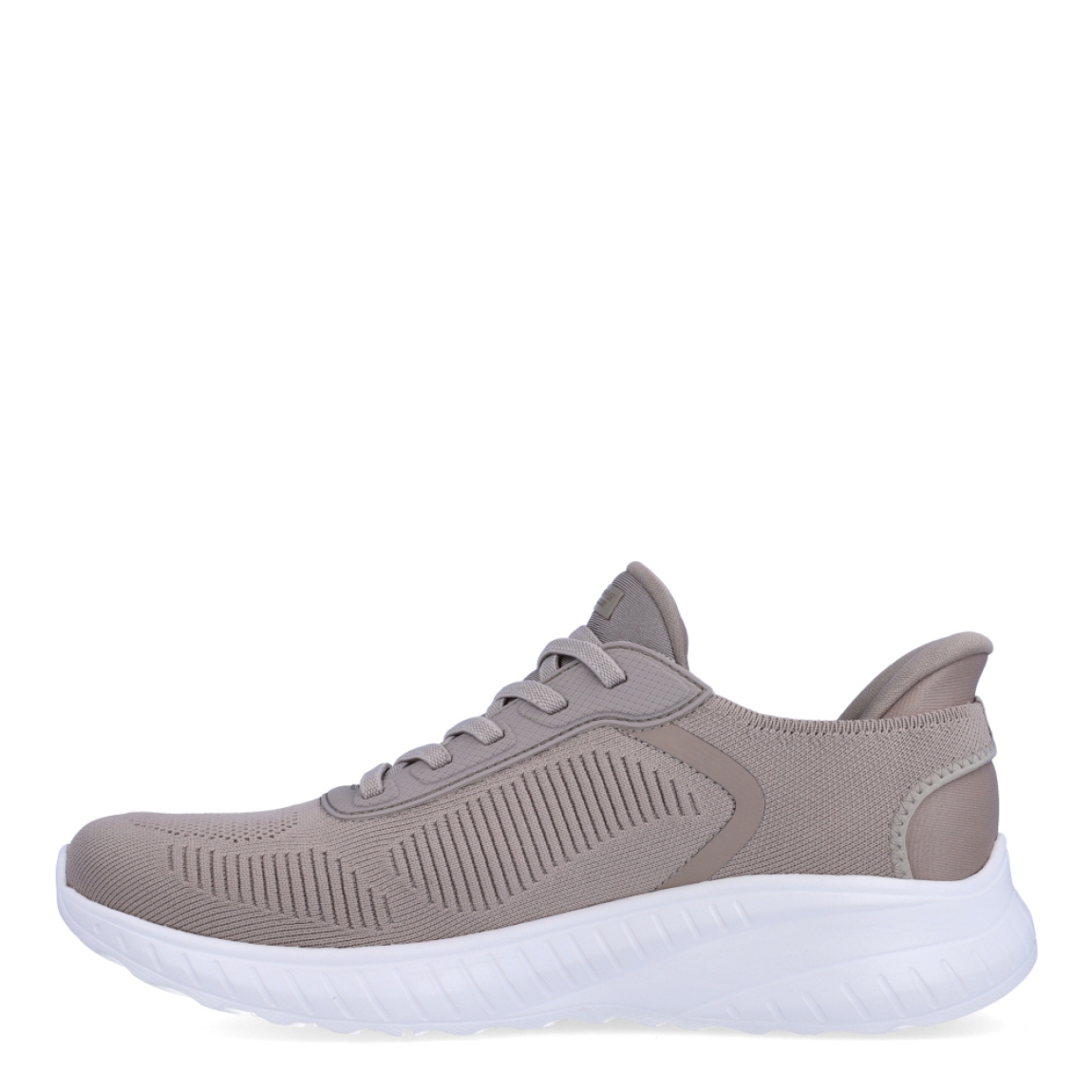 Deportivas de la marca Skechers, modelo 117. Exterior en naylon color taupe con detalle del logo en parte lateral. Interior en textil color taupe con plantilla acolchada y extraíble para máxima comodidad. Cordones de color taupe y una cuña de 3cm de altura. Estas deportivas Skechers 117 son unas clásicas, ideales para tu día a día.