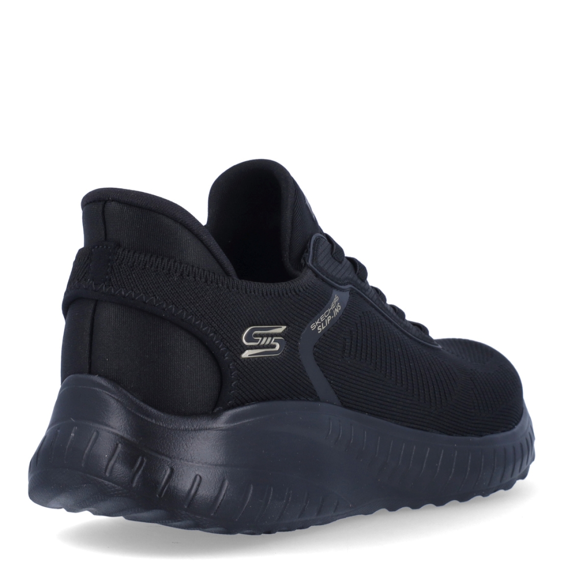 Deportivas de la marca Skechers, modelo 117. Exterior en naylon color negro con detalle del logo en parte lateral. Interior en textil color negro con plantilla acolchada y extraíble para máxima comodidad. Cordones de color negro y una cuña de 3cm de altura. Estas deportivas Skechers 117 son unas clásicas, ideales para tu día a día.