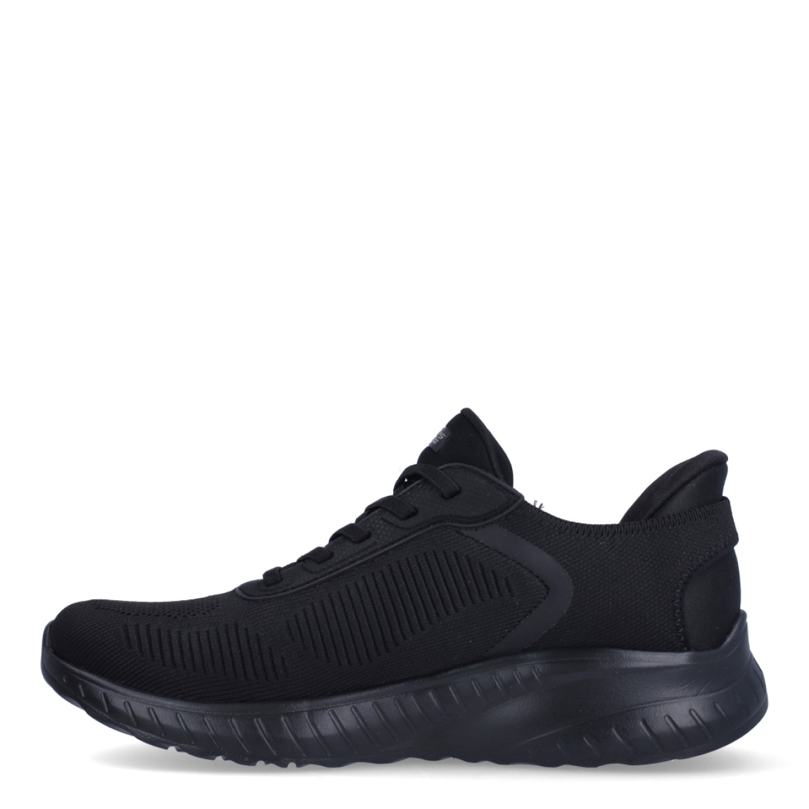 Deportivas de la marca Skechers, modelo 117. Exterior en naylon color negro con detalle del logo en parte lateral. Interior en textil color negro con plantilla acolchada y extraíble para máxima comodidad. Cordones de color negro y una cuña de 3cm de altura. Estas deportivas Skechers 117 son unas clásicas, ideales para tu día a día.