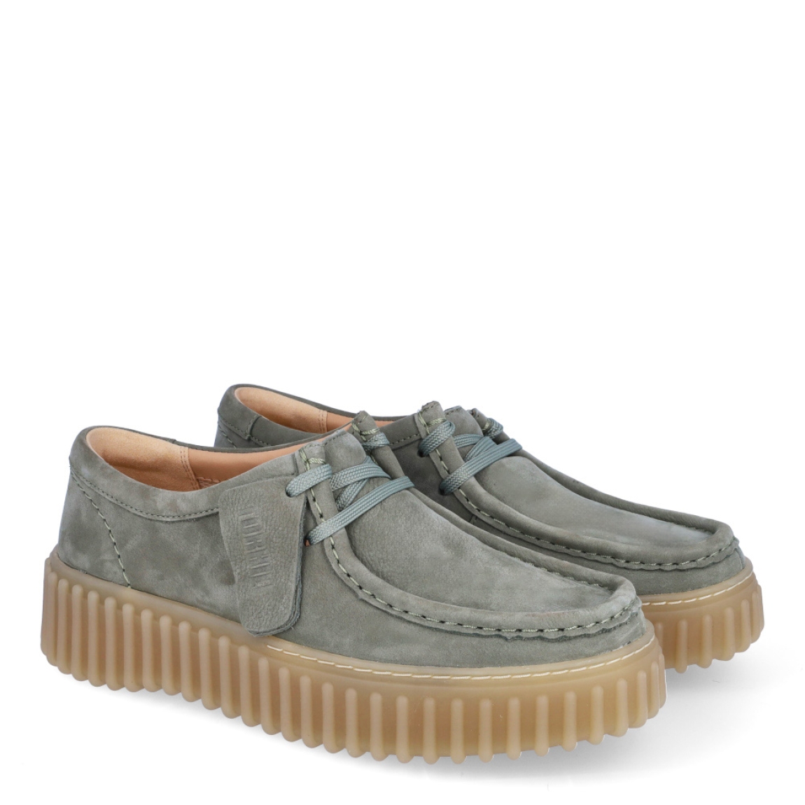 Mocasines de la marca Clarks, modelo TORHILL BEE. Exterior en nobuc color verde. Interior en piel color beig con plantilla acolchada y extraíble para máxima comodidad. Cierre de los mocasines Clarks con cordones y un suela con efecto sierra de 3cm de altura. Estos mocasines Clarks TORHILL BEE es ideal para combinar con todos tus looks!