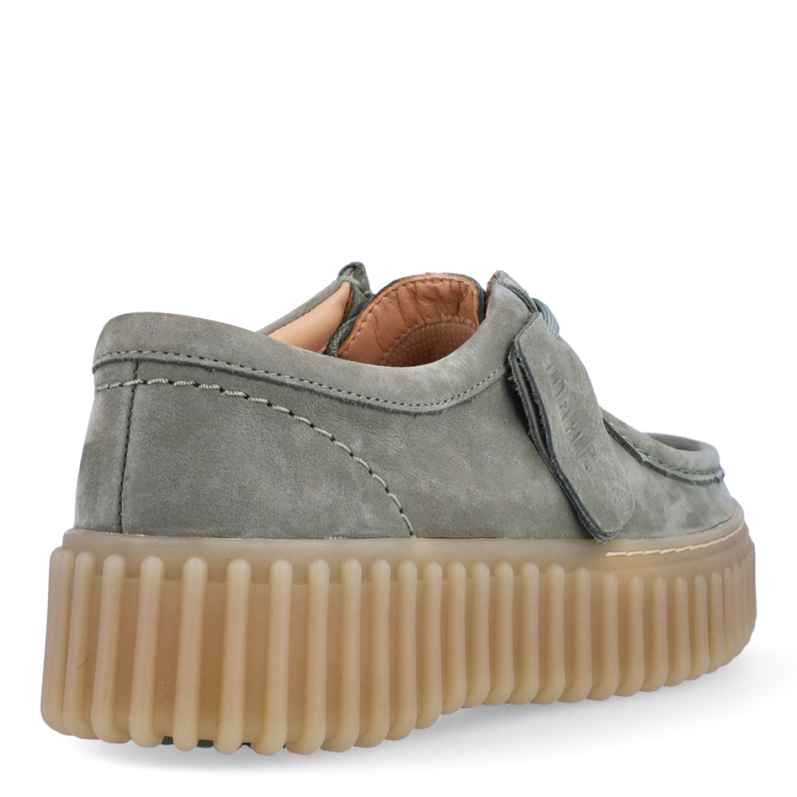 Mocasines de la marca Clarks, modelo TORHILL BEE. Exterior en nobuc color verde. Interior en piel color beig con plantilla acolchada y extraíble para máxima comodidad. Cierre de los mocasines Clarks con cordones y un suela con efecto sierra de 3cm de altura. Estos mocasines Clarks TORHILL BEE es ideal para combinar con todos tus looks!
