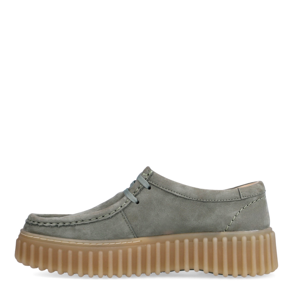 Mocasines de la marca Clarks, modelo TORHILL BEE. Exterior en nobuc color verde. Interior en piel color beig con plantilla acolchada y extraíble para máxima comodidad. Cierre de los mocasines Clarks con cordones y un suela con efecto sierra de 3cm de altura. Estos mocasines Clarks TORHILL BEE es ideal para combinar con todos tus looks!