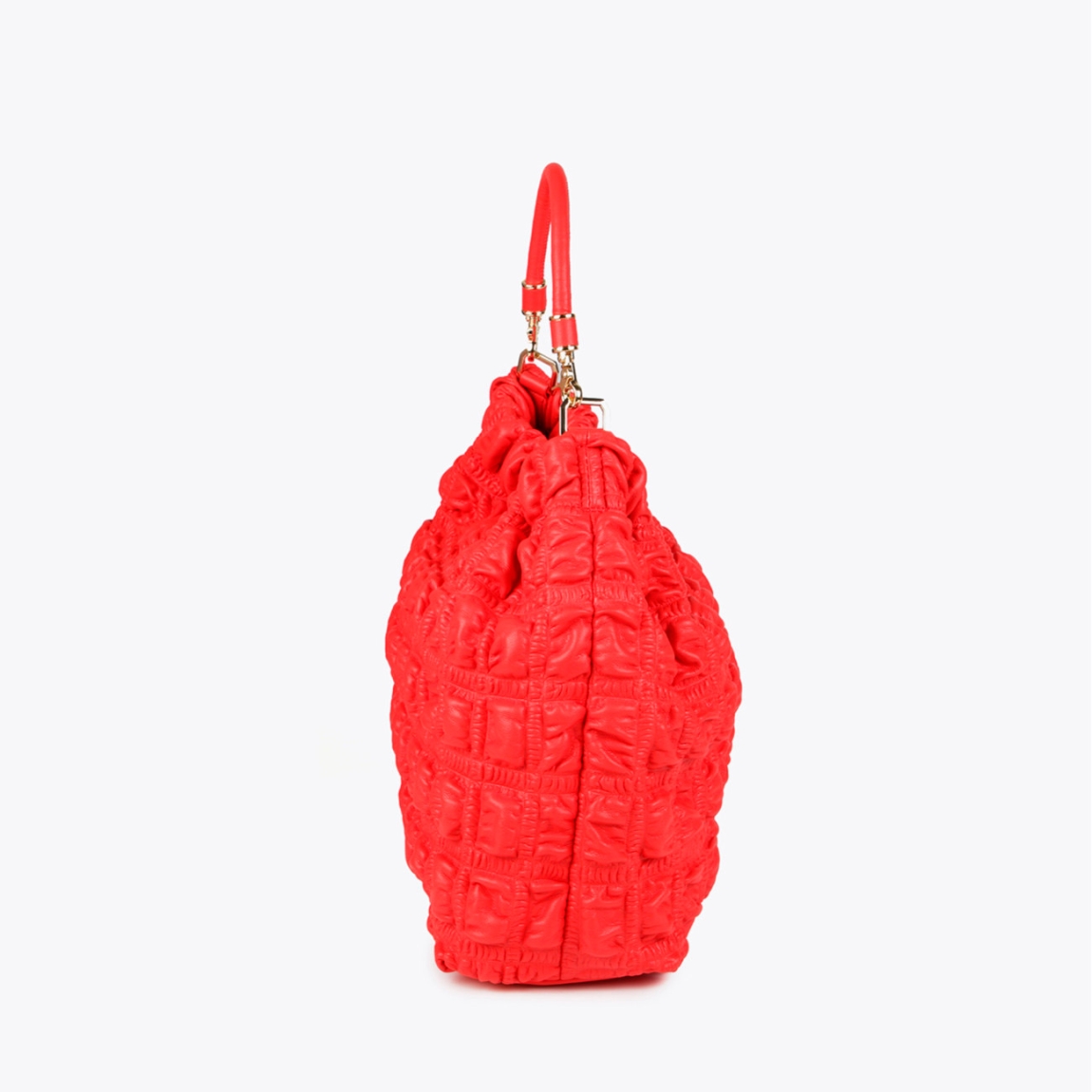 Bolso shopper de la marca Lola Casademunt, modelo SALOMÉ. Elaborado en piel color rojo con efecto acolchado detalles de nudos en asas. Contiene pequeño compartimento interior y asa bandolera. Cierre con cordón ajustable. Medidas: alto 26cm y ancho 34cm. Este bolso Lola Casademunt SALOMÉ es ideal para llevar tus imprescindibles a todos lados con estilo y comodidad.