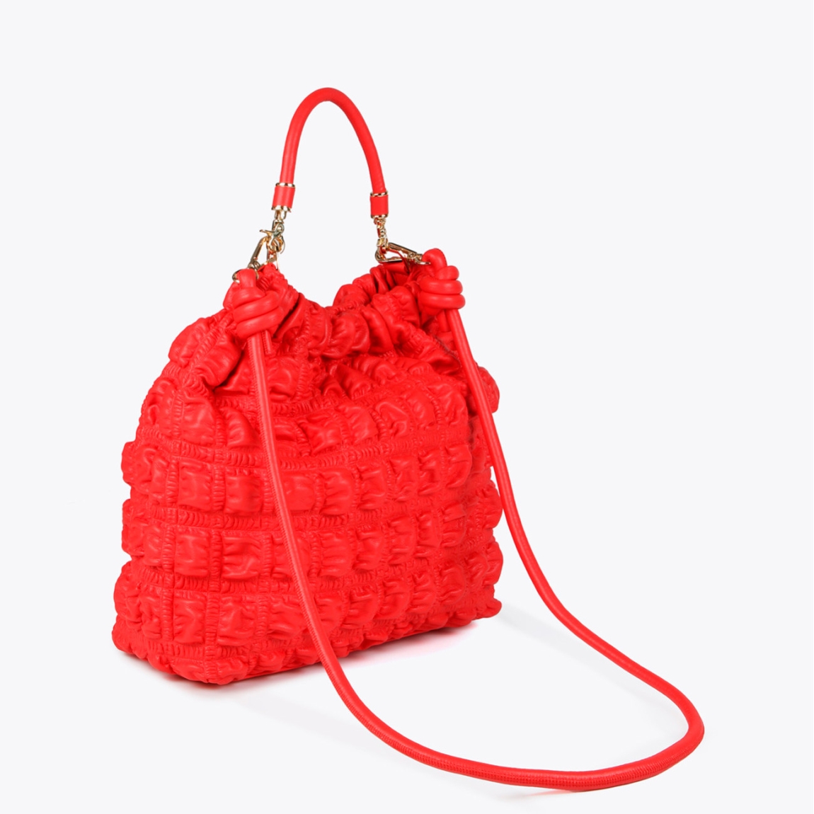 Bolso shopper de la marca Lola Casademunt, modelo SALOMÉ. Elaborado en piel color rojo con efecto acolchado detalles de nudos en asas. Contiene pequeño compartimento interior y asa bandolera. Cierre con cordón ajustable. Medidas: alto 26cm y ancho 34cm. Este bolso Lola Casademunt SALOMÉ es ideal para llevar tus imprescindibles a todos lados con estilo y comodidad.