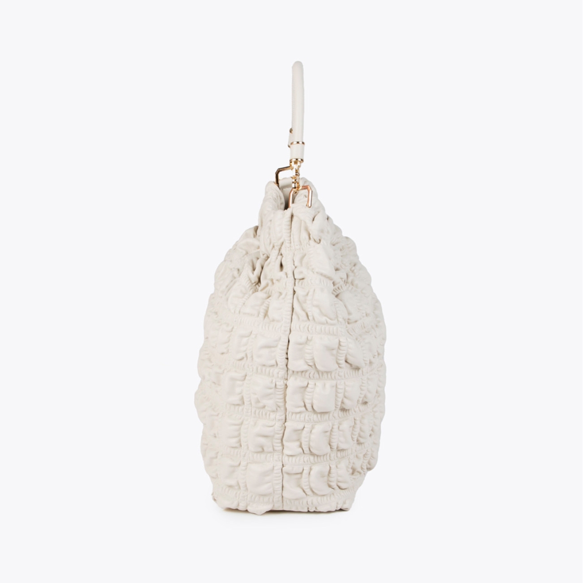 Bolso shopper de la marca Lola Casademunt, modelo SALOMÉ. Elaborado en piel color blanco con efecto acolchado detalles de nudos en asas. Contiene pequeño compartimento interior y asa bandolera. Cierre con cordón ajustable. Medidas: alto 26cm y ancho 34cm. Este bolso Lola Casademunt SALOMÉ es ideal para llevar tus imprescindibles a todos lados con estilo y comodidad.