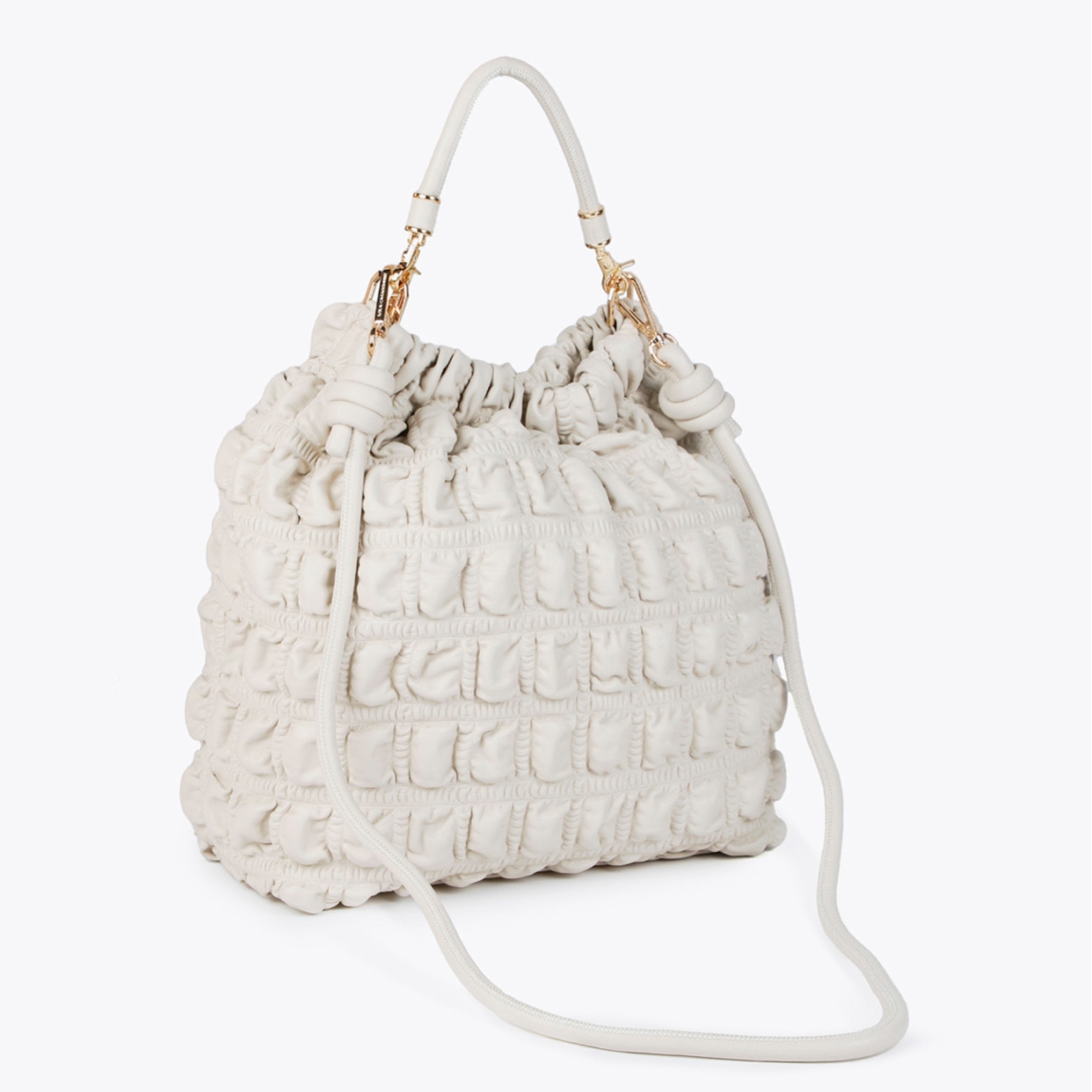 Bolso shopper de la marca Lola Casademunt, modelo SALOMÉ. Elaborado en piel color blanco con efecto acolchado detalles de nudos en asas. Contiene pequeño compartimento interior y asa bandolera. Cierre con cordón ajustable. Medidas: alto 26cm y ancho 34cm. Este bolso Lola Casademunt SALOMÉ es ideal para llevar tus imprescindibles a todos lados con estilo y comodidad.