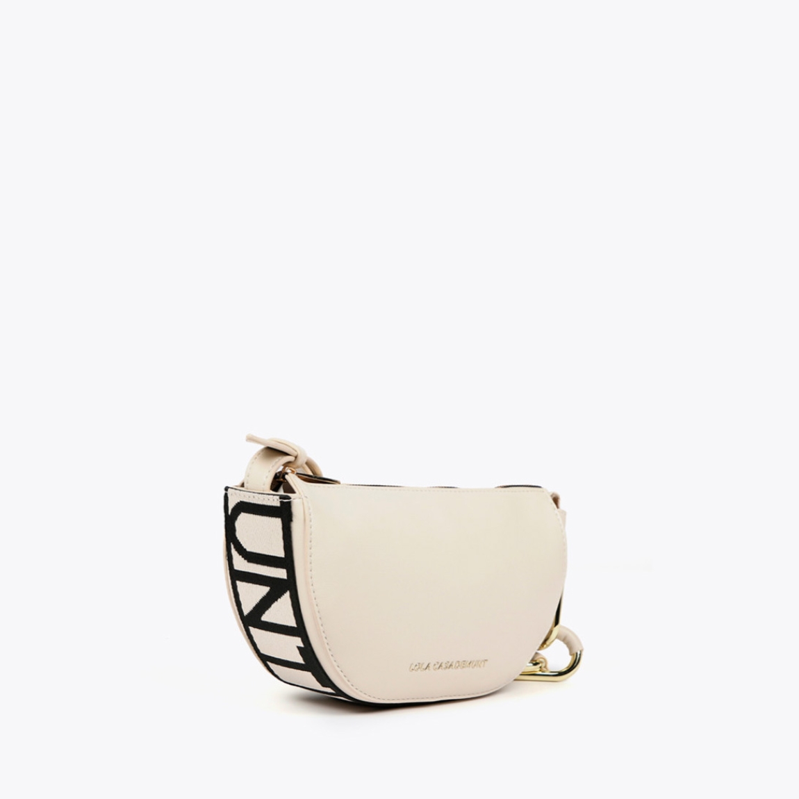 Bolso de la marca Lola Casademunt, modelo KENNA. Exterior en piel color blanco con aplicacion de logo en parte frontal. Cierre con hebilla y asa bandolera con estampado de logo. Medidas: alto 12cm y ancho 24cm. Este bolso Lola Casademunt, modelo KENNA es ideal para llevar a todos lados!