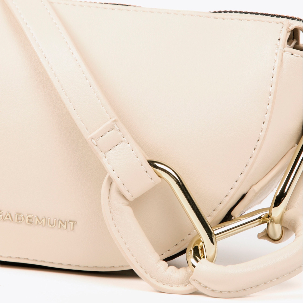 Bolso de la marca Lola Casademunt, modelo KENNA. Exterior en piel color blanco con aplicacion de logo en parte frontal. Cierre con hebilla y asa bandolera con estampado de logo. Medidas: alto 12cm y ancho 24cm. Este bolso Lola Casademunt, modelo KENNA es ideal para llevar a todos lados!