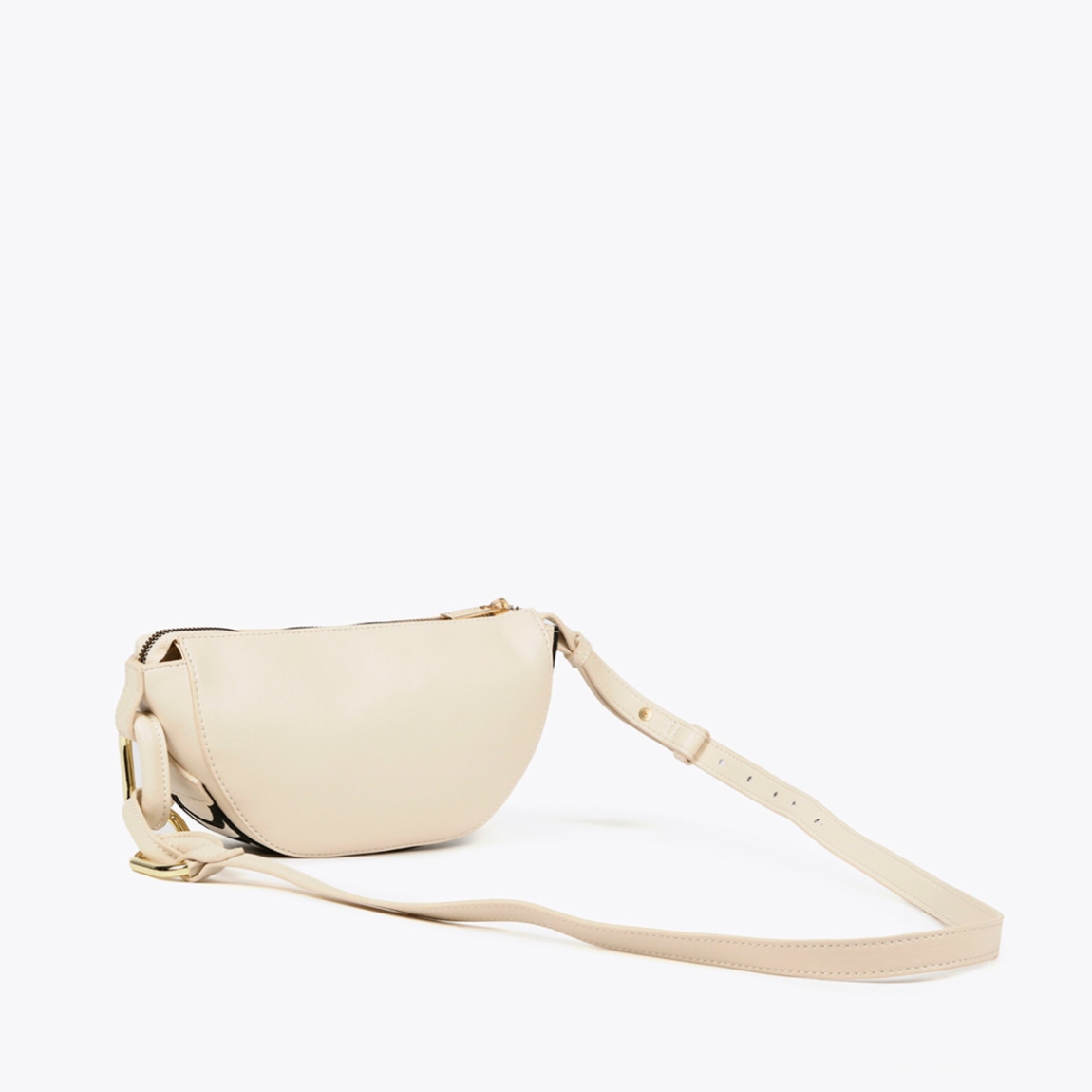 Bolso de la marca Lola Casademunt, modelo KENNA. Exterior en piel color blanco con aplicacion de logo en parte frontal. Cierre con hebilla y asa bandolera con estampado de logo. Medidas: alto 12cm y ancho 24cm. Este bolso Lola Casademunt, modelo KENNA es ideal para llevar a todos lados!