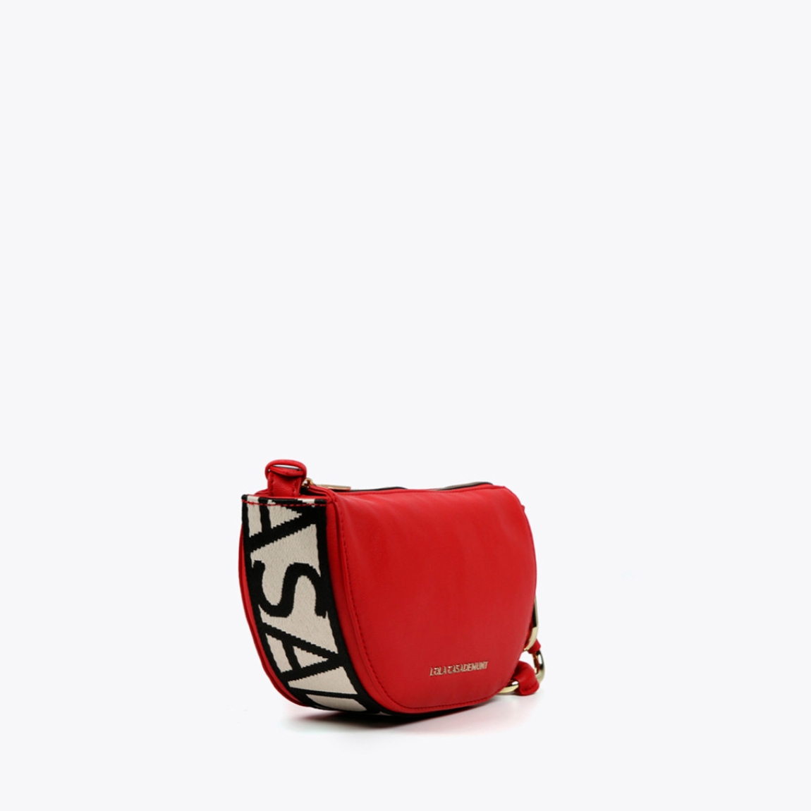 Bolso de la marca Lola Casademunt, modelo KENNA. Exterior en piel color rojo y aplicacion logo en parte frontal. Cierre con hebilla y asa bandolera con estampado de logo. Medidas: alto 12cm y ancho 24cm. Este bolso Lola Casademunt, modelo KENNA es ideal para llevar a todos lados!