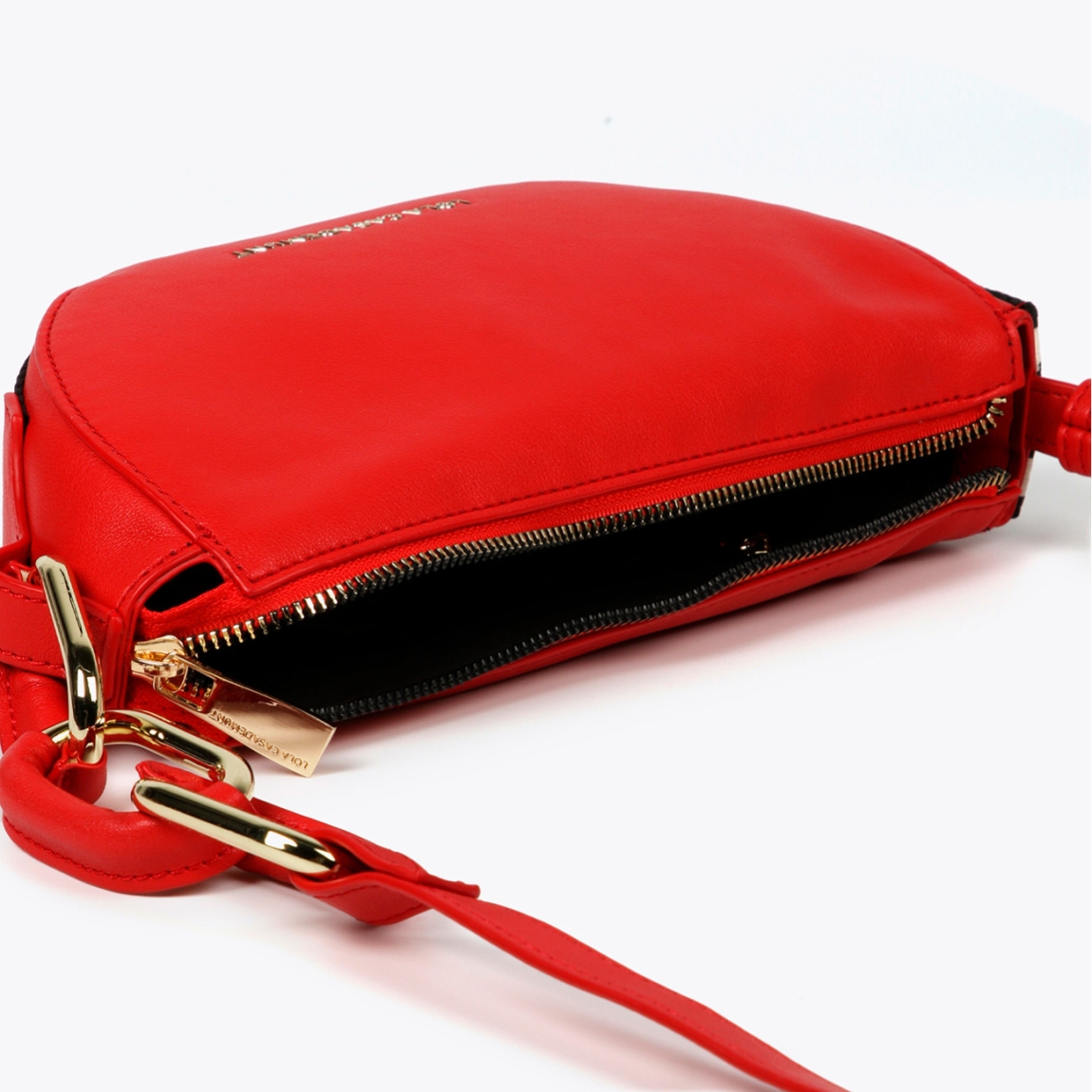 Bolso de la marca Lola Casademunt, modelo KENNA. Exterior en piel color rojo y aplicacion logo en parte frontal. Cierre con hebilla y asa bandolera con estampado de logo. Medidas: alto 12cm y ancho 24cm. Este bolso Lola Casademunt, modelo KENNA es ideal para llevar a todos lados!