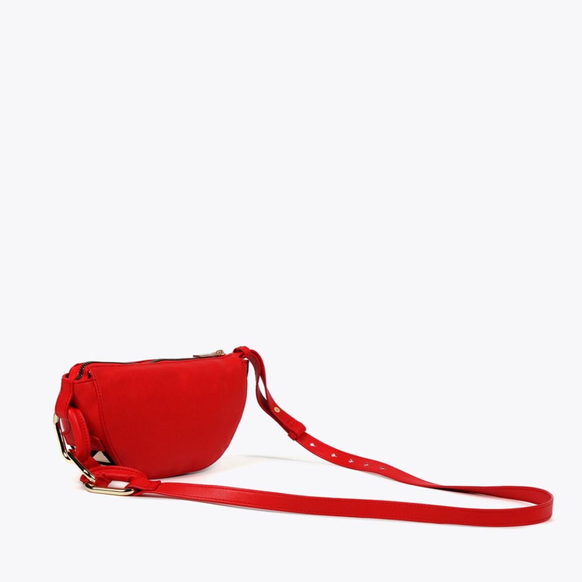 Bolso de la marca Lola Casademunt, modelo KENNA. Exterior en piel color rojo y aplicacion logo en parte frontal. Cierre con hebilla y asa bandolera con estampado de logo. Medidas: alto 12cm y ancho 24cm. Este bolso Lola Casademunt, modelo KENNA es ideal para llevar a todos lados!