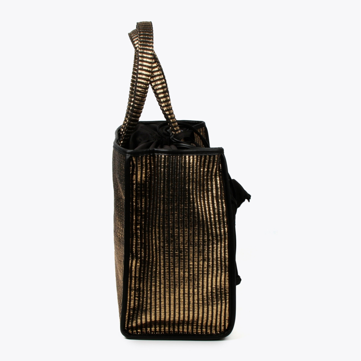 Bolso shopper de la marca Lola Casademunt, modelo BLERO. Elaborado en rafia trenzada metalizada color oro, y detalles en negro. Contiene bolsillo interior y asa bandolera. Cierre ajustable con cordón. ALTO: 32 cm - LARGO: 18 cm - ANCHO: 43 cm. Bolso Lola Casademunt BLERO ideal para llevar a todos lados.