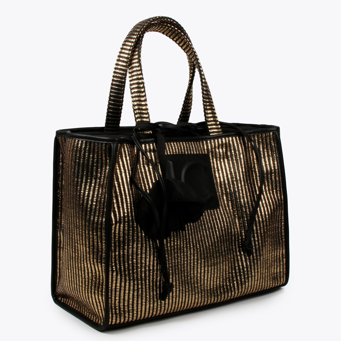 Bolso shopper de la marca Lola Casademunt, modelo BLERO. Elaborado en rafia trenzada metalizada color oro, y detalles en negro. Contiene bolsillo interior y asa bandolera. Cierre ajustable con cordón. ALTO: 32 cm - LARGO: 18 cm - ANCHO: 43 cm. Bolso Lola Casademunt BLERO ideal para llevar a todos lados.