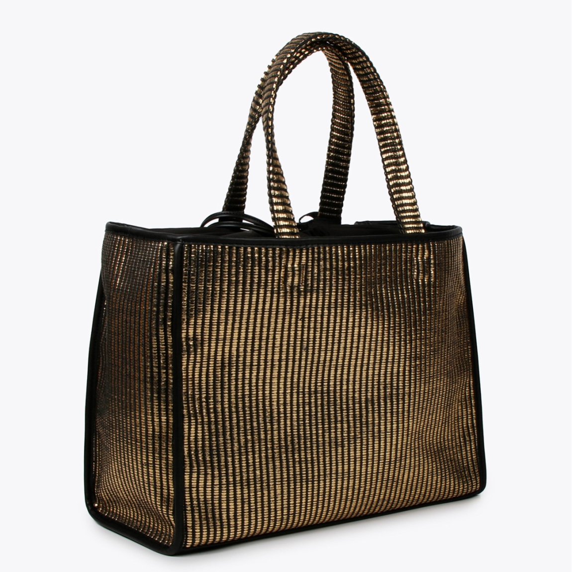 Bolso shopper de la marca Lola Casademunt, modelo BLERO. Elaborado en rafia trenzada metalizada color oro, y detalles en negro. Contiene bolsillo interior y asa bandolera. Cierre ajustable con cordón. ALTO: 32 cm - LARGO: 18 cm - ANCHO: 43 cm. Bolso Lola Casademunt BLERO ideal para llevar a todos lados.