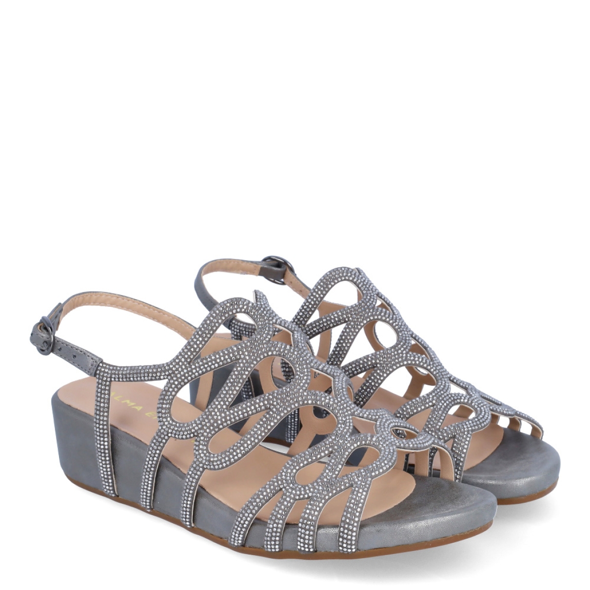 Sandalia de la marca Alma en Pena, modelo ALBALORIOS. Elaboradas en piel color plata con detalles de pedrería, puntera redondeada. Interior en piel color nude con estampado de marca. Cierre con hebilla y la altura del tacón es de 4,5cm. Estas sandalias Alma en Pena ALBALORIOS es ideal para lucir con estilo y comodidad tus outfits de esta temporada!