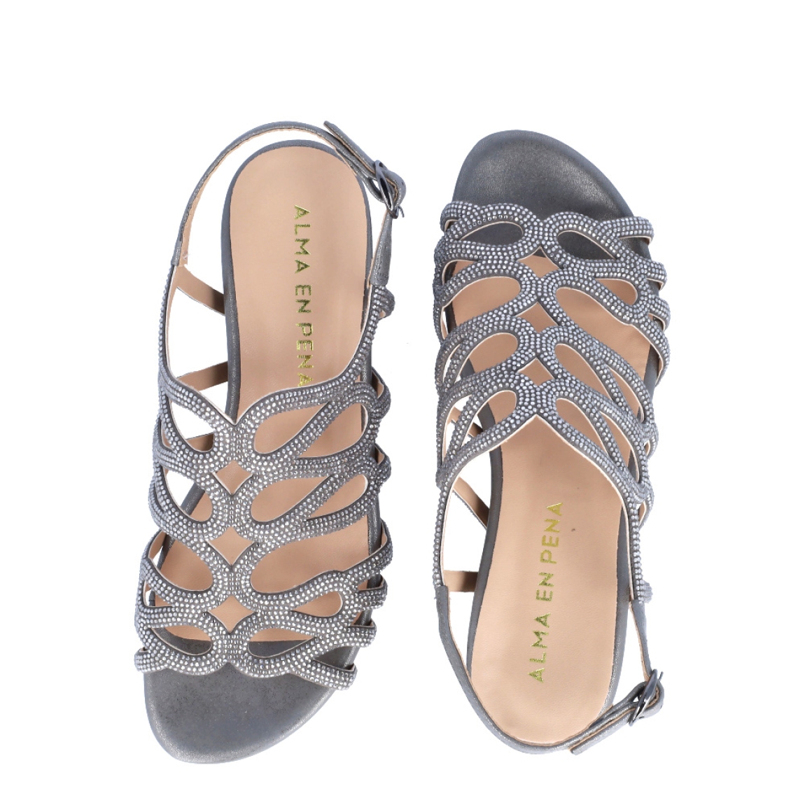 Sandalia de la marca Alma en Pena, modelo ALBALORIOS. Elaboradas en piel color plata con detalles de pedrería, puntera redondeada. Interior en piel color nude con estampado de marca. Cierre con hebilla y la altura del tacón es de 4,5cm. Estas sandalias Alma en Pena ALBALORIOS es ideal para lucir con estilo y comodidad tus outfits de esta temporada!