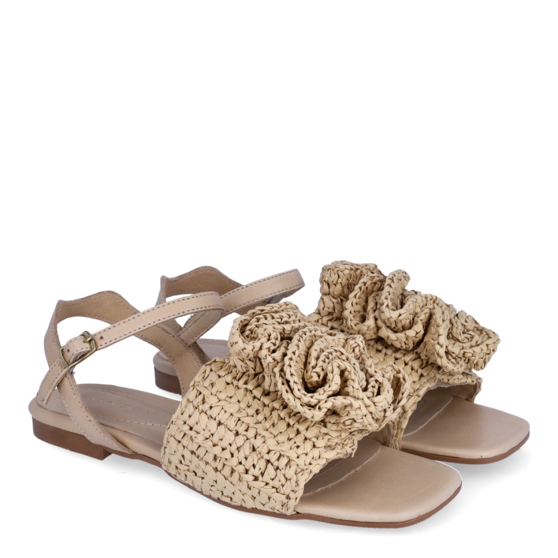 Sandalias de la marca Itse, modelo SHADY. Sandalias elaboradas en rafia trenzada color beig con detalles de flor en la pala. Cierre de las sandalias con hebilla en tobillo y suela de goma plana. Estas sandalias Itse SHADY son un complemento ideal para crear looks con personalidad y comodidad esta temporada. No te pueden faltar en el armario!