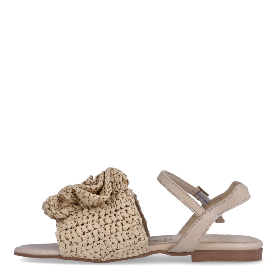 Sandalias de la marca Itse, modelo SHADY. Sandalias elaboradas en rafia trenzada color beig con detalles de flor en la pala. Cierre de las sandalias con hebilla en tobillo y suela de goma plana. Estas sandalias Itse SHADY son un complemento ideal para crear looks con personalidad y comodidad esta temporada. No te pueden faltar en el armario!