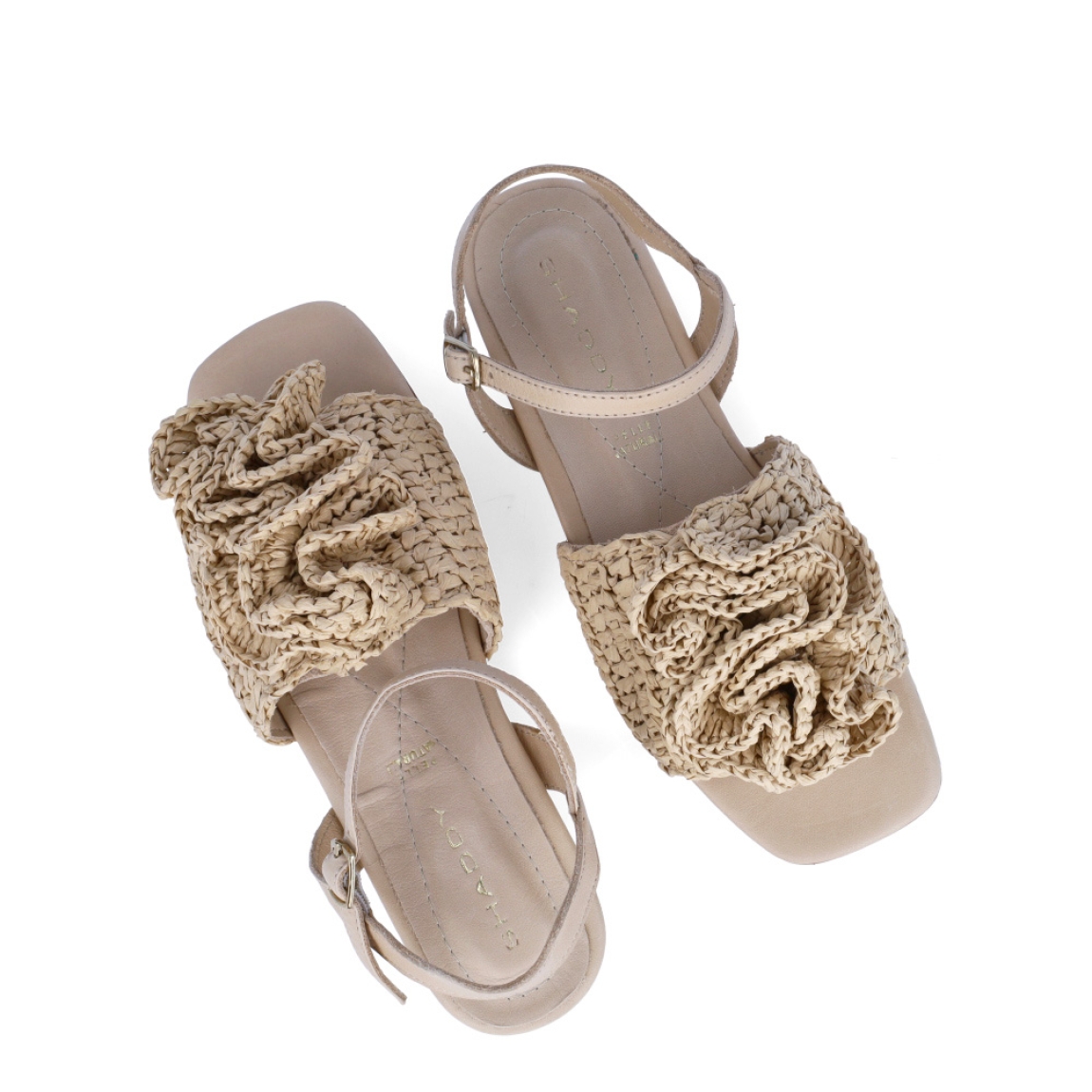 Sandalias de la marca Itse, modelo SHADY. Sandalias elaboradas en rafia trenzada color beig con detalles de flor en la pala. Cierre de las sandalias con hebilla en tobillo y suela de goma plana. Estas sandalias Itse SHADY son un complemento ideal para crear looks con personalidad y comodidad esta temporada. No te pueden faltar en el armario!
