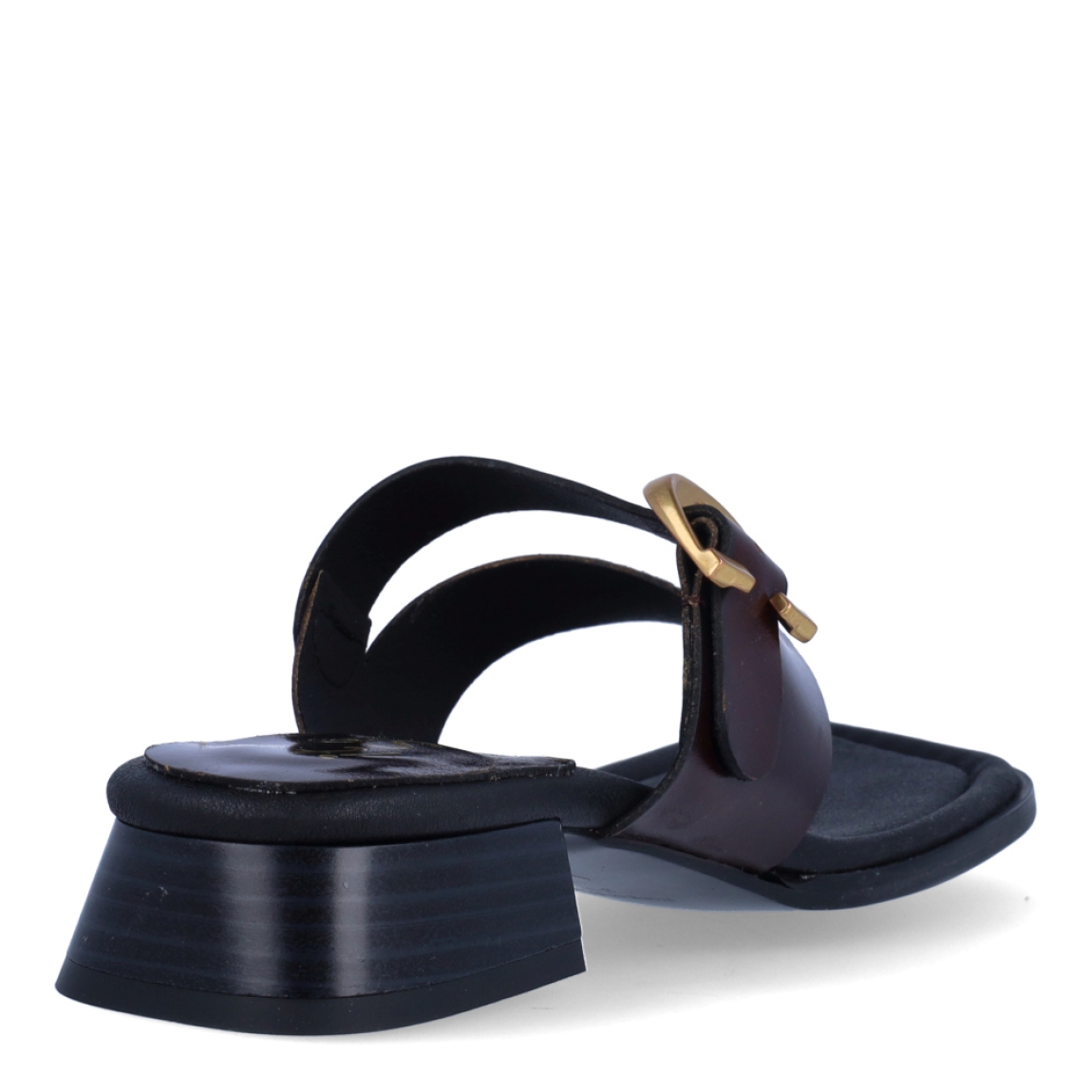 Sandalias de la marca Itse, modelo CROSLY. Sandalias elaboradas en piel color marrón. Interior en piel color negro con estampado de marca. Cierre de las sandalias con hebilla en pala y tacón de 2cm de altura. Estas sandalias Itse CROSLY son un complemento ideal para crear looks con personalidad y comodidad esta temporada. No te pueden faltar en el armario!