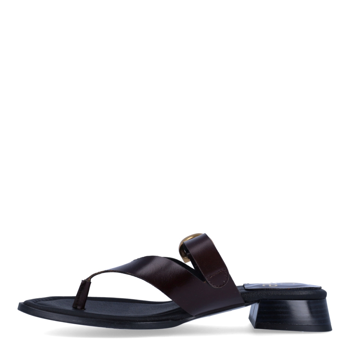 Sandalias de la marca Itse, modelo CROSLY. Sandalias elaboradas en piel color marrón. Interior en piel color negro con estampado de marca. Cierre de las sandalias con hebilla en pala y tacón de 2cm de altura. Estas sandalias Itse CROSLY son un complemento ideal para crear looks con personalidad y comodidad esta temporada. No te pueden faltar en el armario!