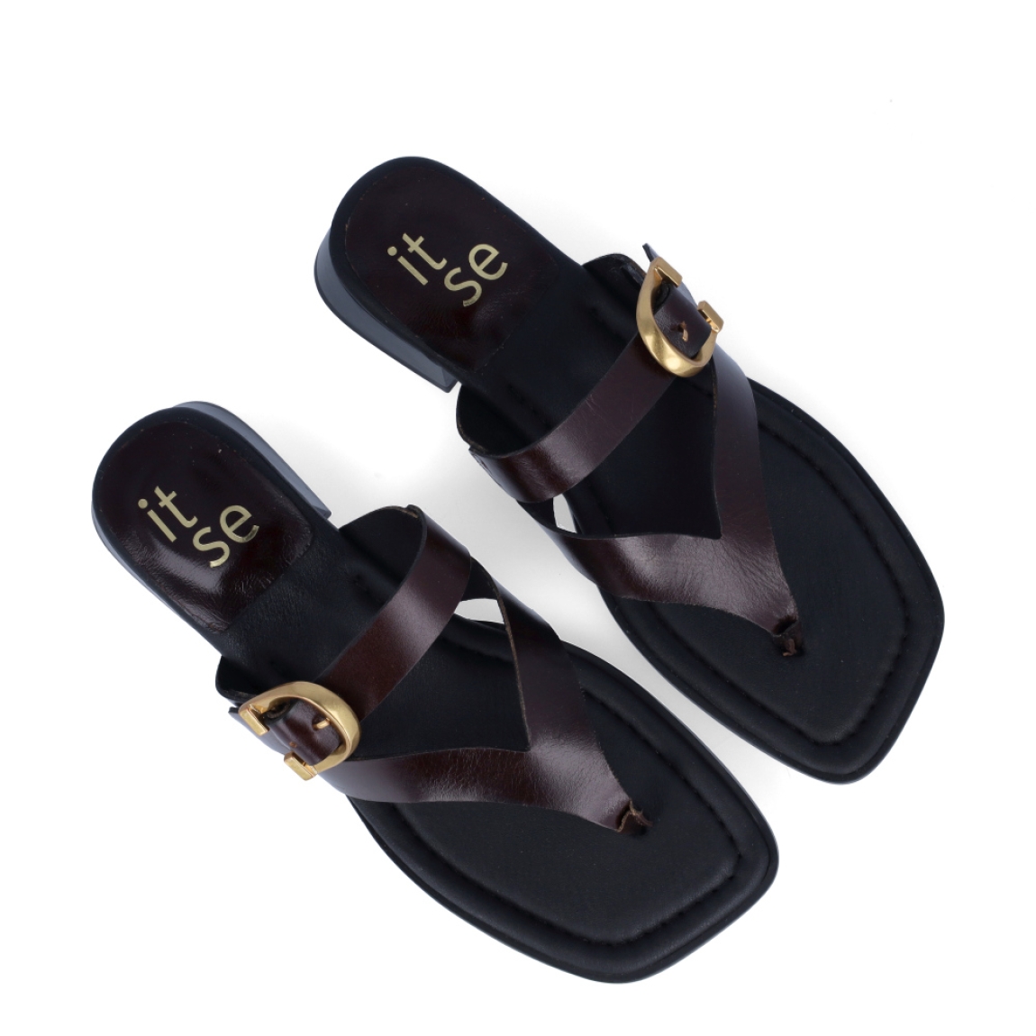 Sandalias de la marca Itse, modelo CROSLY. Sandalias elaboradas en piel color marrón. Interior en piel color negro con estampado de marca. Cierre de las sandalias con hebilla en pala y tacón de 2cm de altura. Estas sandalias Itse CROSLY son un complemento ideal para crear looks con personalidad y comodidad esta temporada. No te pueden faltar en el armario!