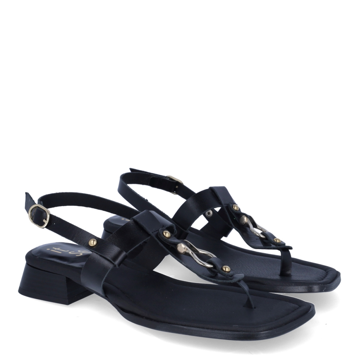Sandalias de la marca Itse, modelo MOSQUETA. Sandalias elaboradas en piel color negro con detalles de adorno dorado en pala. Interior en piel color negro con estampado de marca. Cierre de las sandalias con hebilla en tobillo y tacón de 2cm de altura. Estas sandalias Itse MOSQUETA son un complemento ideal para crear looks con personalidad y comodidad esta temporada. No te pueden faltar en el armario!