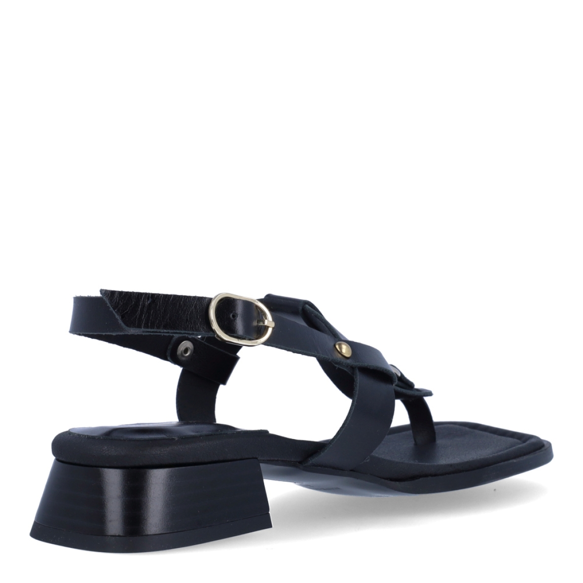 Sandalias de la marca Itse, modelo MOSQUETA. Sandalias elaboradas en piel color negro con detalles de adorno dorado en pala. Interior en piel color negro con estampado de marca. Cierre de las sandalias con hebilla en tobillo y tacón de 2cm de altura. Estas sandalias Itse MOSQUETA son un complemento ideal para crear looks con personalidad y comodidad esta temporada. No te pueden faltar en el armario!