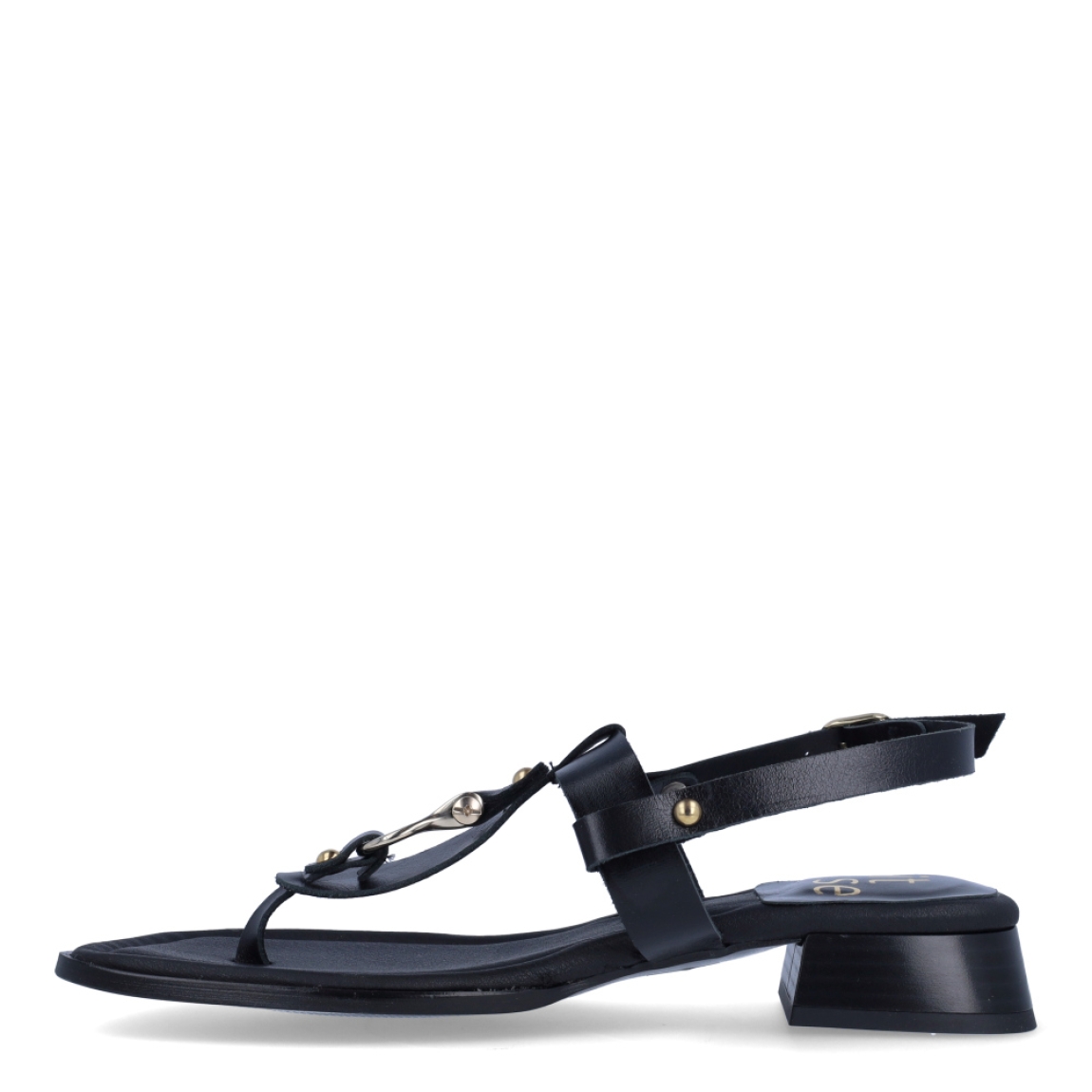 Sandalias de la marca Itse, modelo MOSQUETA. Sandalias elaboradas en piel color negro con detalles de adorno dorado en pala. Interior en piel color negro con estampado de marca. Cierre de las sandalias con hebilla en tobillo y tacón de 2cm de altura. Estas sandalias Itse MOSQUETA son un complemento ideal para crear looks con personalidad y comodidad esta temporada. No te pueden faltar en el armario!