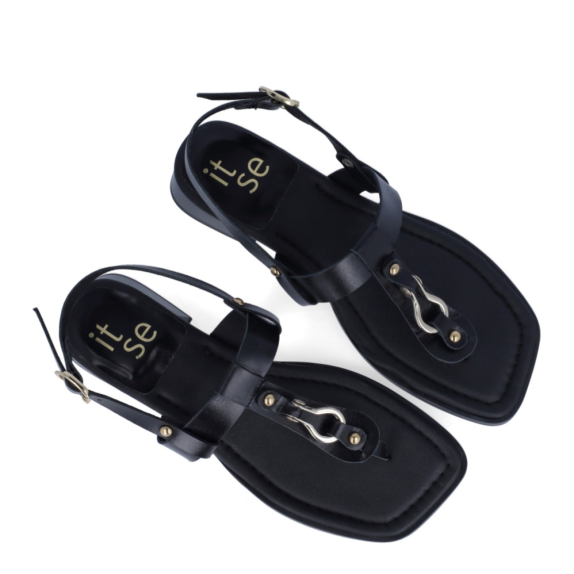 Sandalias de la marca Itse, modelo MOSQUETA. Sandalias elaboradas en piel color negro con detalles de adorno dorado en pala. Interior en piel color negro con estampado de marca. Cierre de las sandalias con hebilla en tobillo y tacón de 2cm de altura. Estas sandalias Itse MOSQUETA son un complemento ideal para crear looks con personalidad y comodidad esta temporada. No te pueden faltar en el armario!
