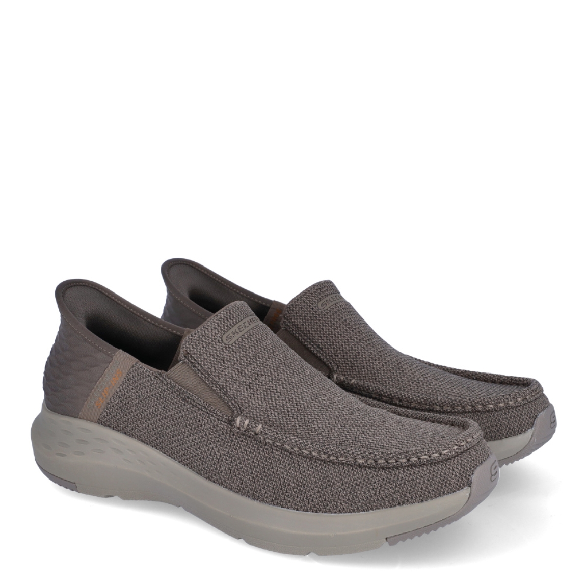 Mocasines de la marca Skechers, modelo 204. Exterior en tela color taupe. Interior en textil transpirable color taupe oscuro con plantilla acolchada y extraíble para máxima comodidad. Suela de goma con cuña de 3cm de altura. Estos mocasines Skechers 204 son ideales para tu día a día, unas clásicas excelentes en comodidad.