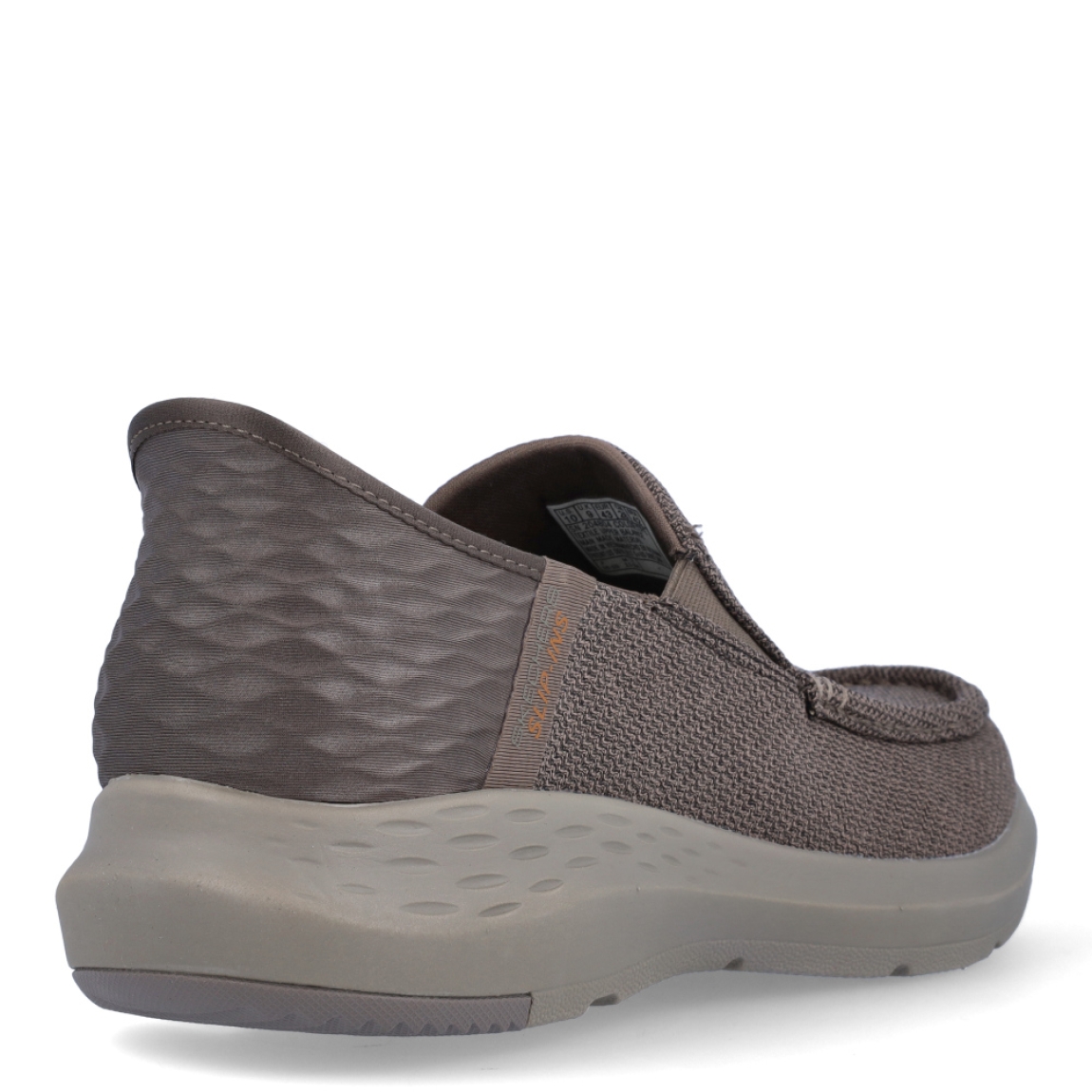 Mocasines de la marca Skechers, modelo 204. Exterior en tela color taupe. Interior en textil transpirable color taupe oscuro con plantilla acolchada y extraíble para máxima comodidad. Suela de goma con cuña de 3cm de altura. Estos mocasines Skechers 204 son ideales para tu día a día, unas clásicas excelentes en comodidad.